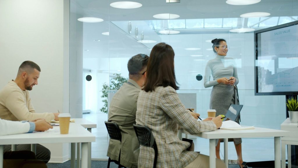 Besprechung mit Präsentation im Büro