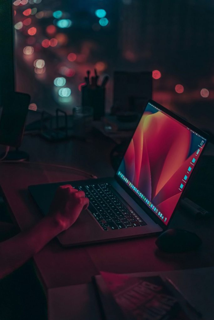 Laptop mit buntem Bildschirm